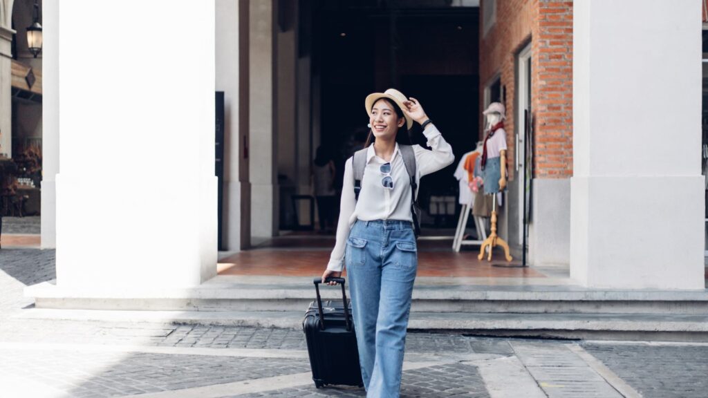 Turista durante una visita in città che pratica turismo incoming