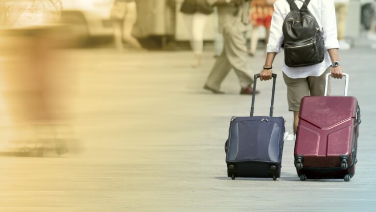 Turismo outbound e incoming: turista in aeroporto
