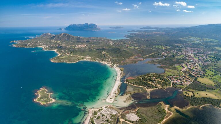 Visitare la Sardegna: Isola Tavolara dall'alto