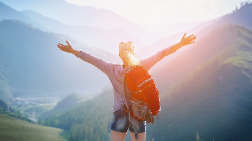 Ragazza sulla cima della montagna