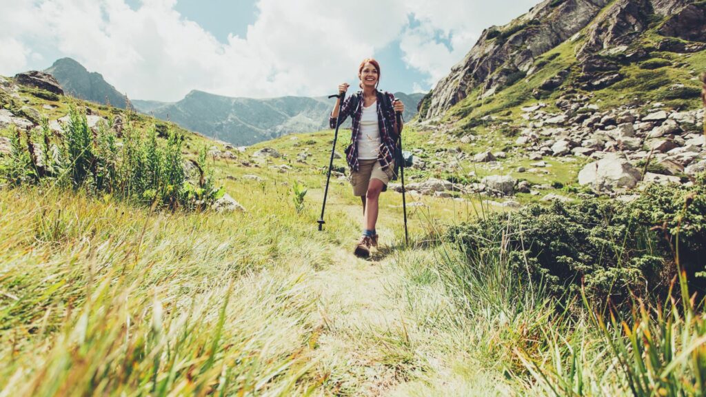 Turismo sostenibile: ragazza durante un'escursione