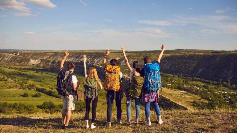 Gruppo di viaggiatori che praticano il turismo sostenibile