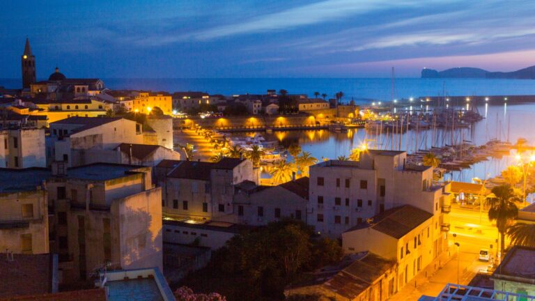 Vista su Alghero in notturna