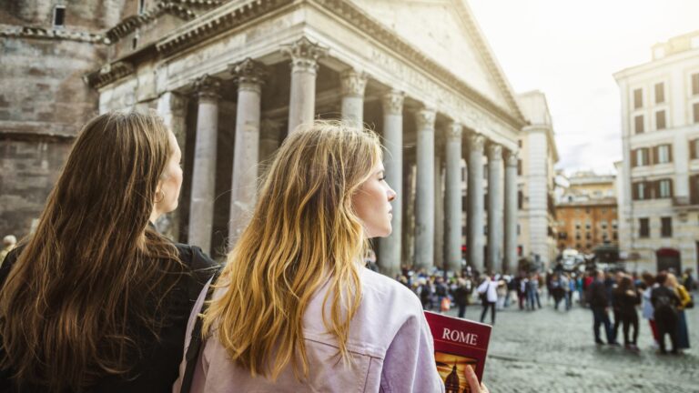 Turiste ferme di fronte al Pantheon di Roma