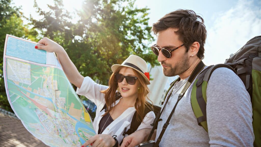 Due turisti con mappa di una città in mano