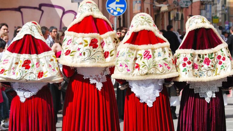 Donne in costume sardo