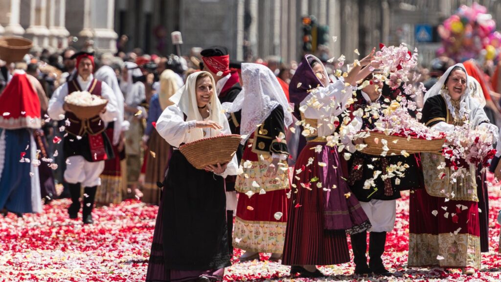 Donne in costume sardo alla Festa di Sant'Efisio
