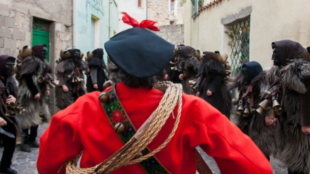 Feste popolari Sardegna: Mamuthones durante la celebrazione di Sant'Antonio