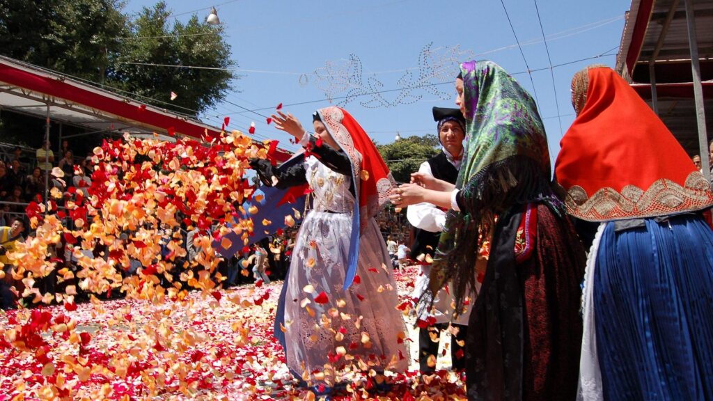 Feste popolari di Sardegna: donne che lanciano petali durante il passaggio di Sant'Efisio