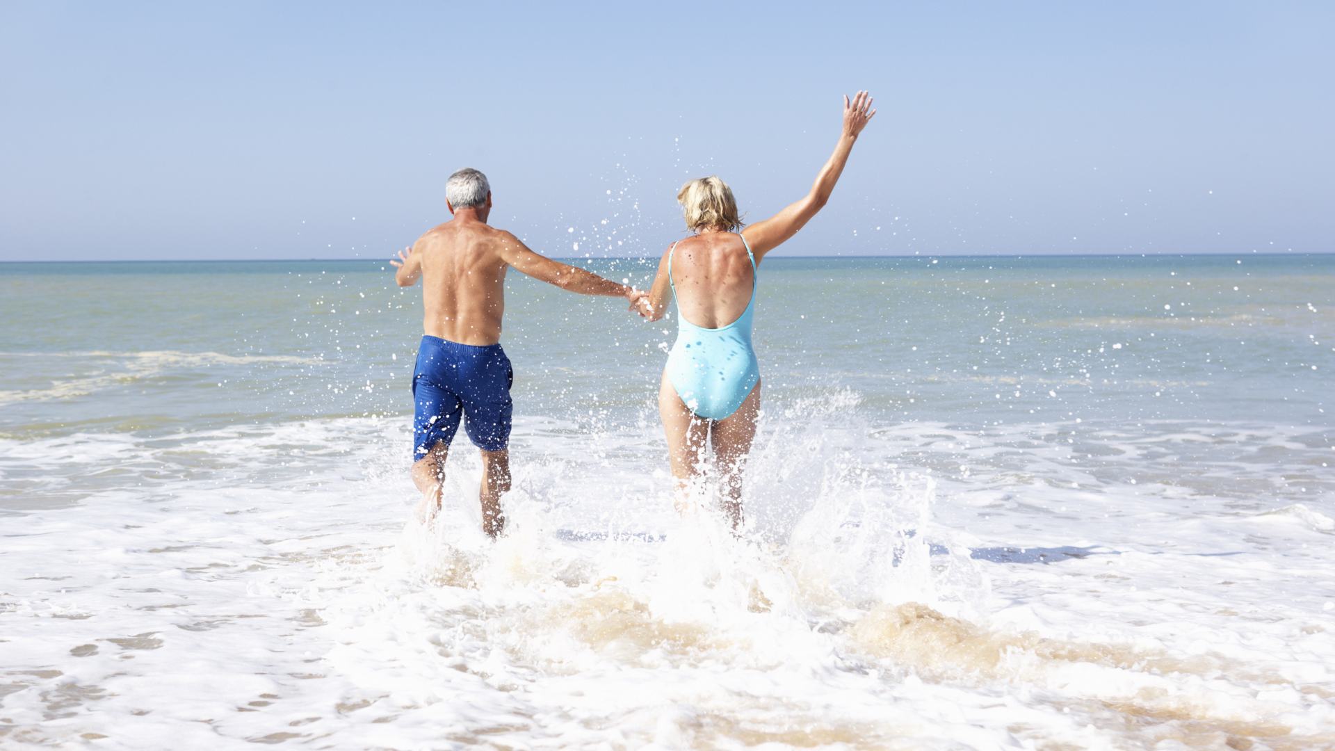 Anziani al mare che si fanno il bagno