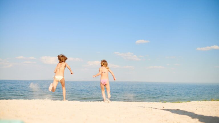 Bambini al mare che si divertono