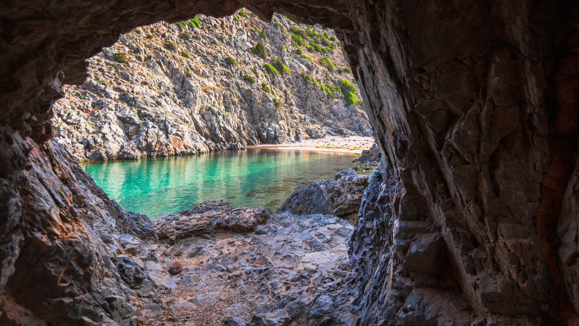 Vacanze in Sardegna low cost: scoprire la spiaggia libera di Cala Domestica