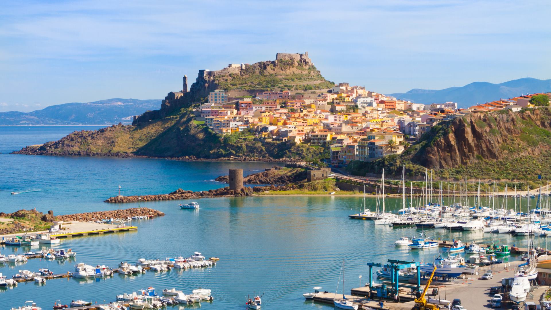Borghi più belli della Sardegna: rocca di Castelsardo e il porto