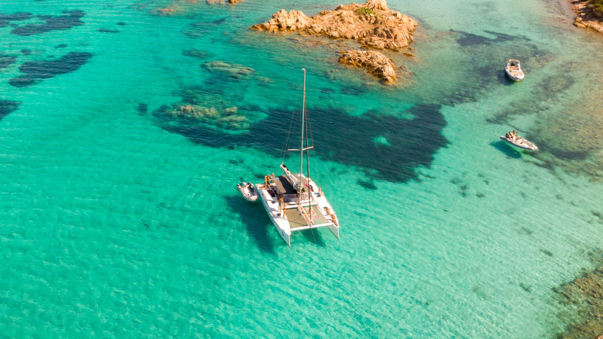 Catamarano che naviga nel mare di La Maddalena