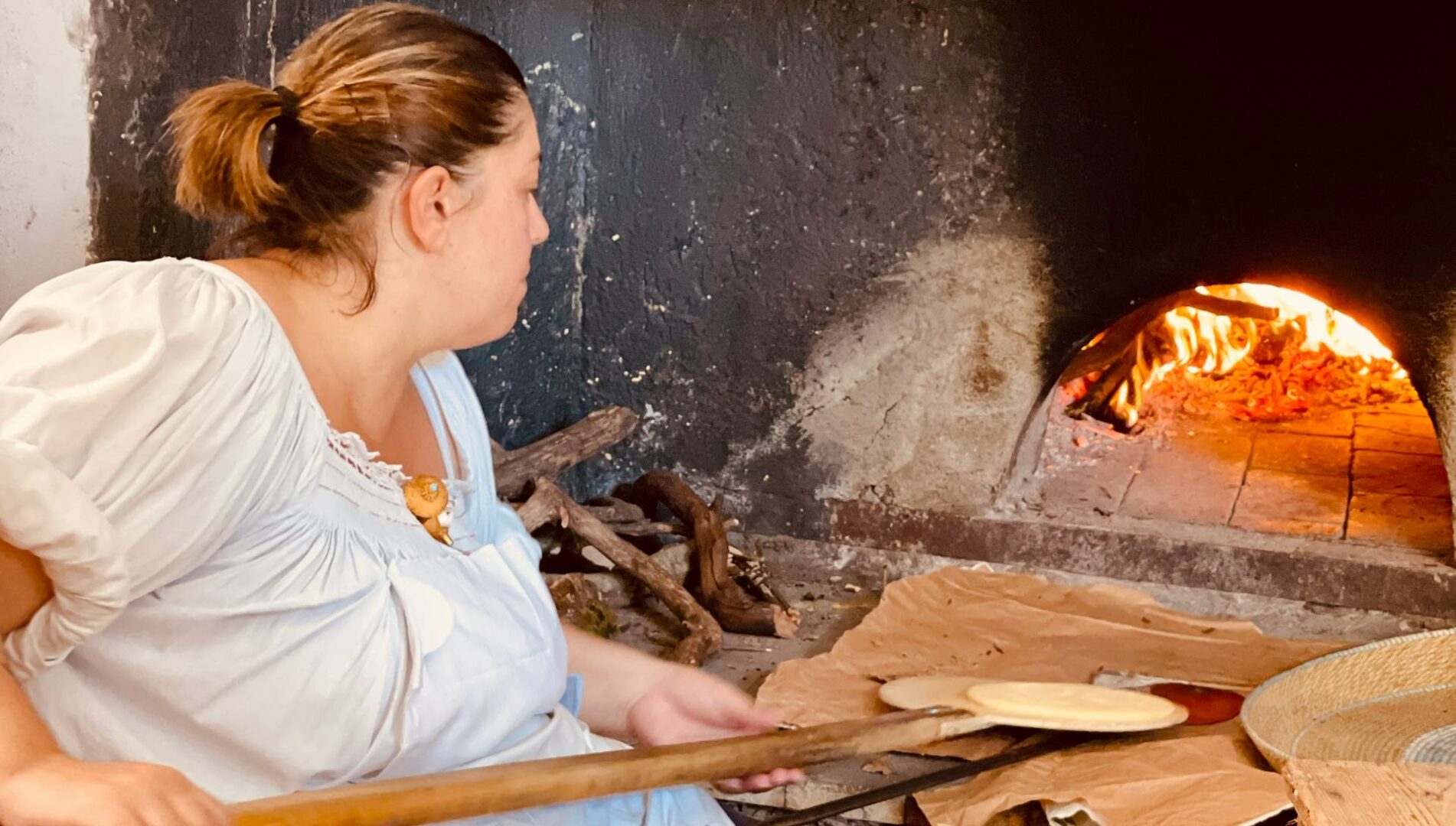 Donna che fa il pane durante Autunno in Barbagia 2023