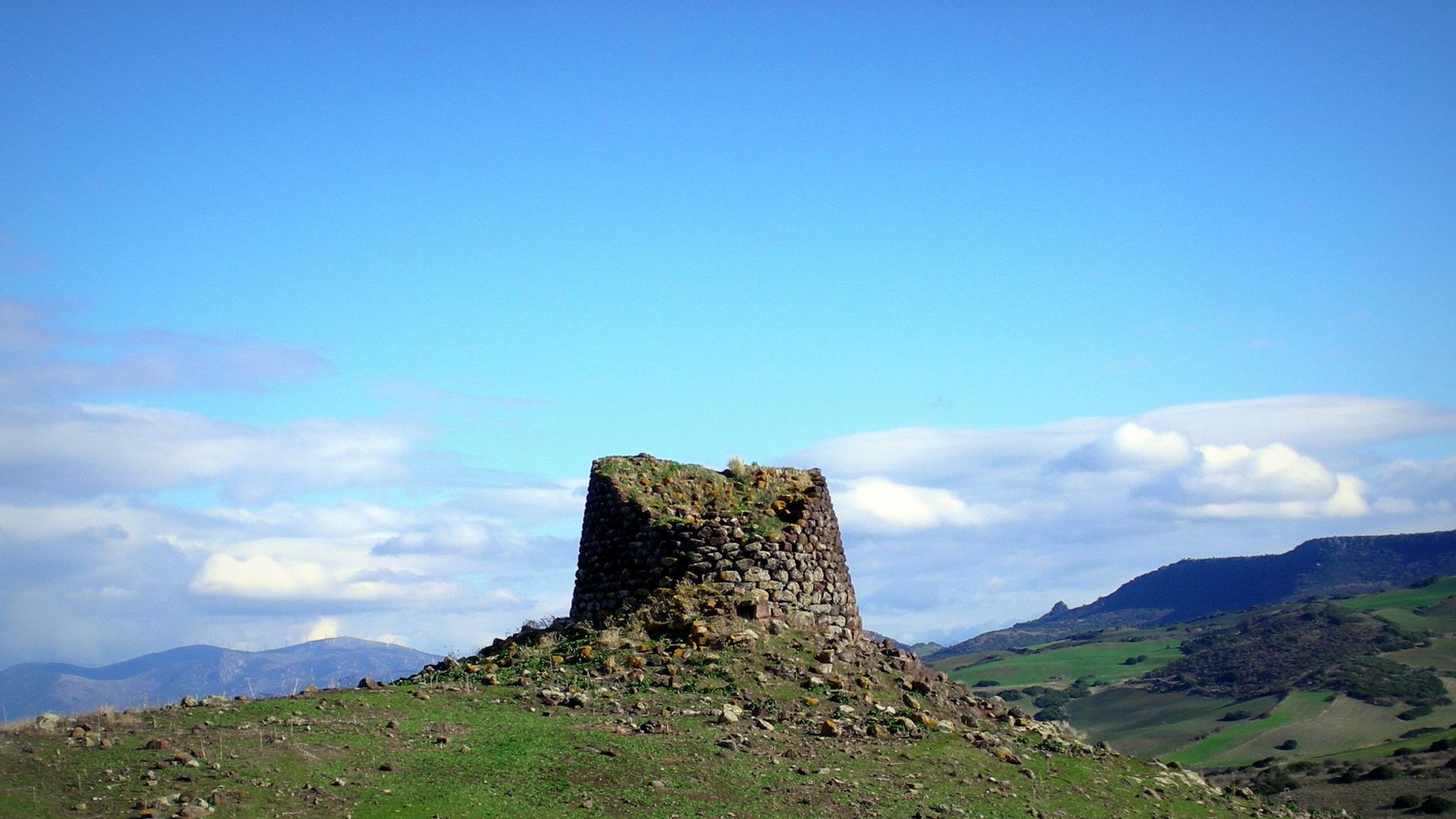 Nuraghi sardi in collina