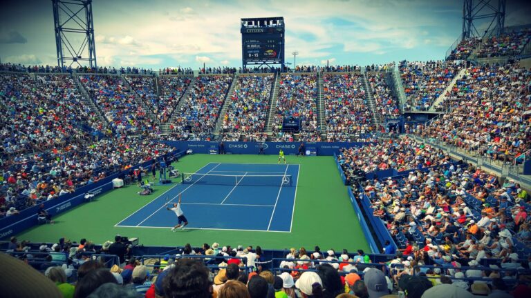 Partita di tennis e spettatori nelle tribune