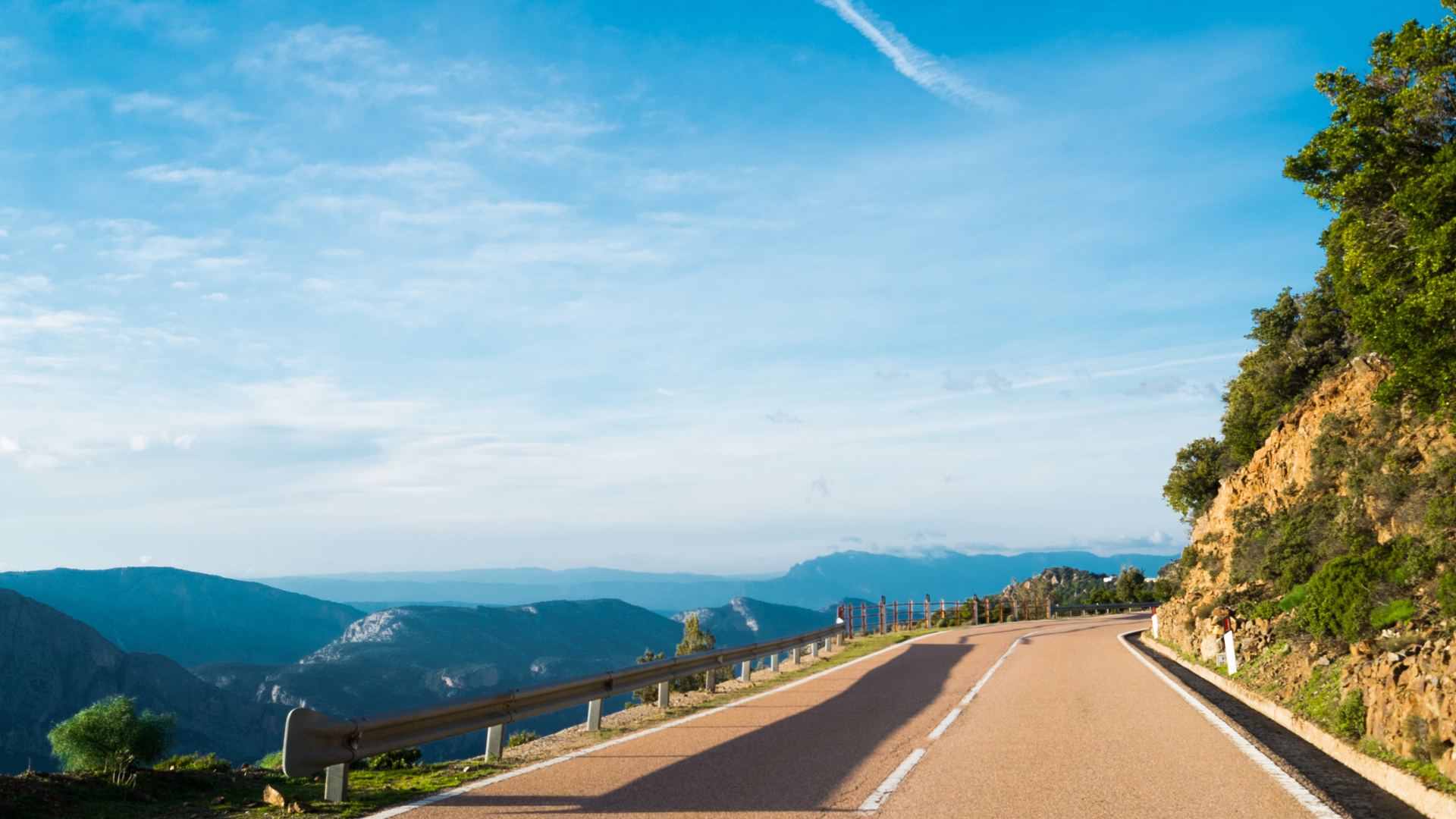 Strada di montagna per un viaggio on the road in Sardegna