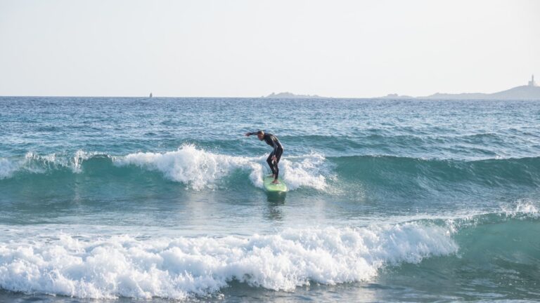 Surfista nel mare di Sardegna