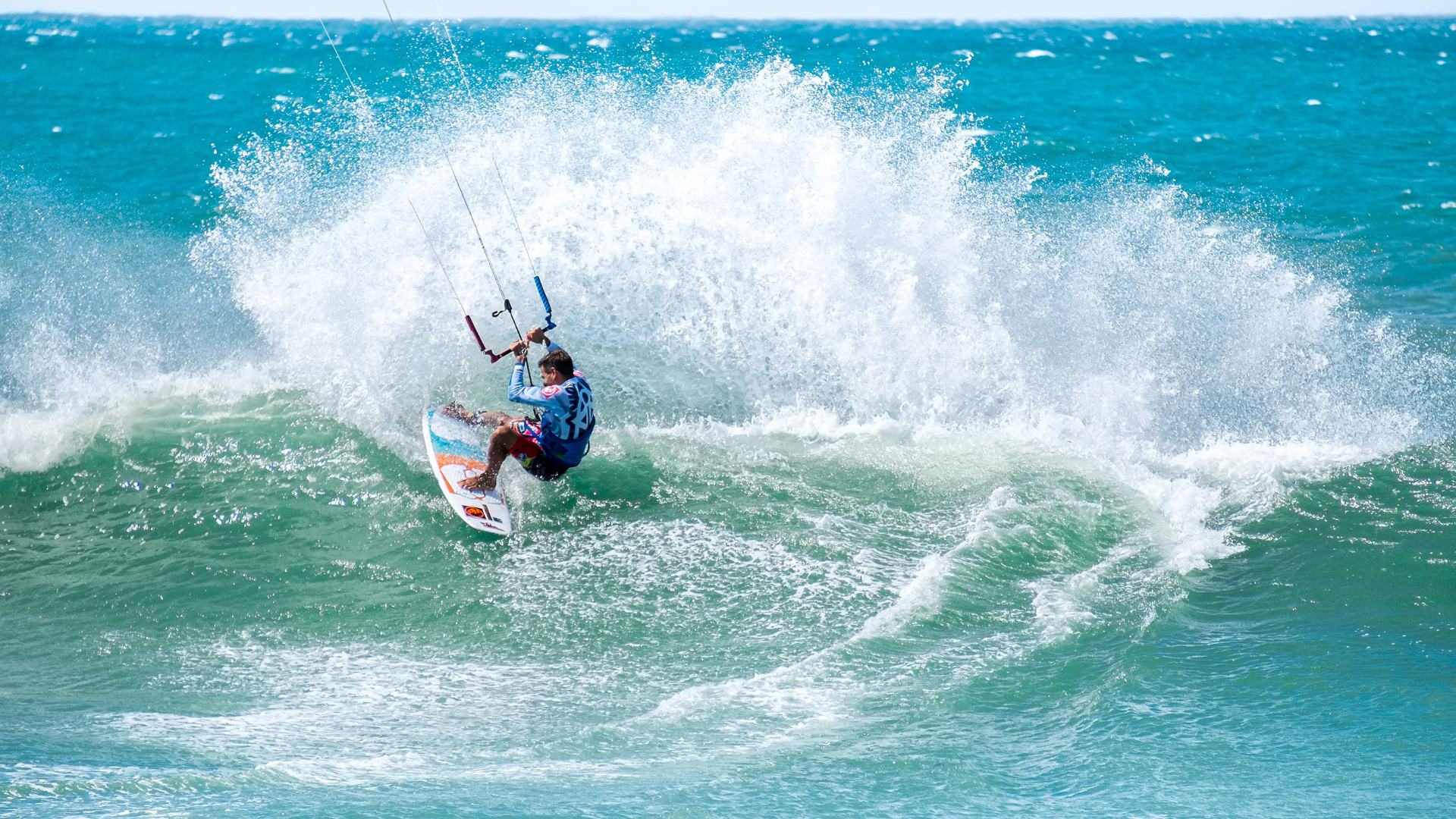 Sport acquatici in Sardegna: surfista che calva un'onda