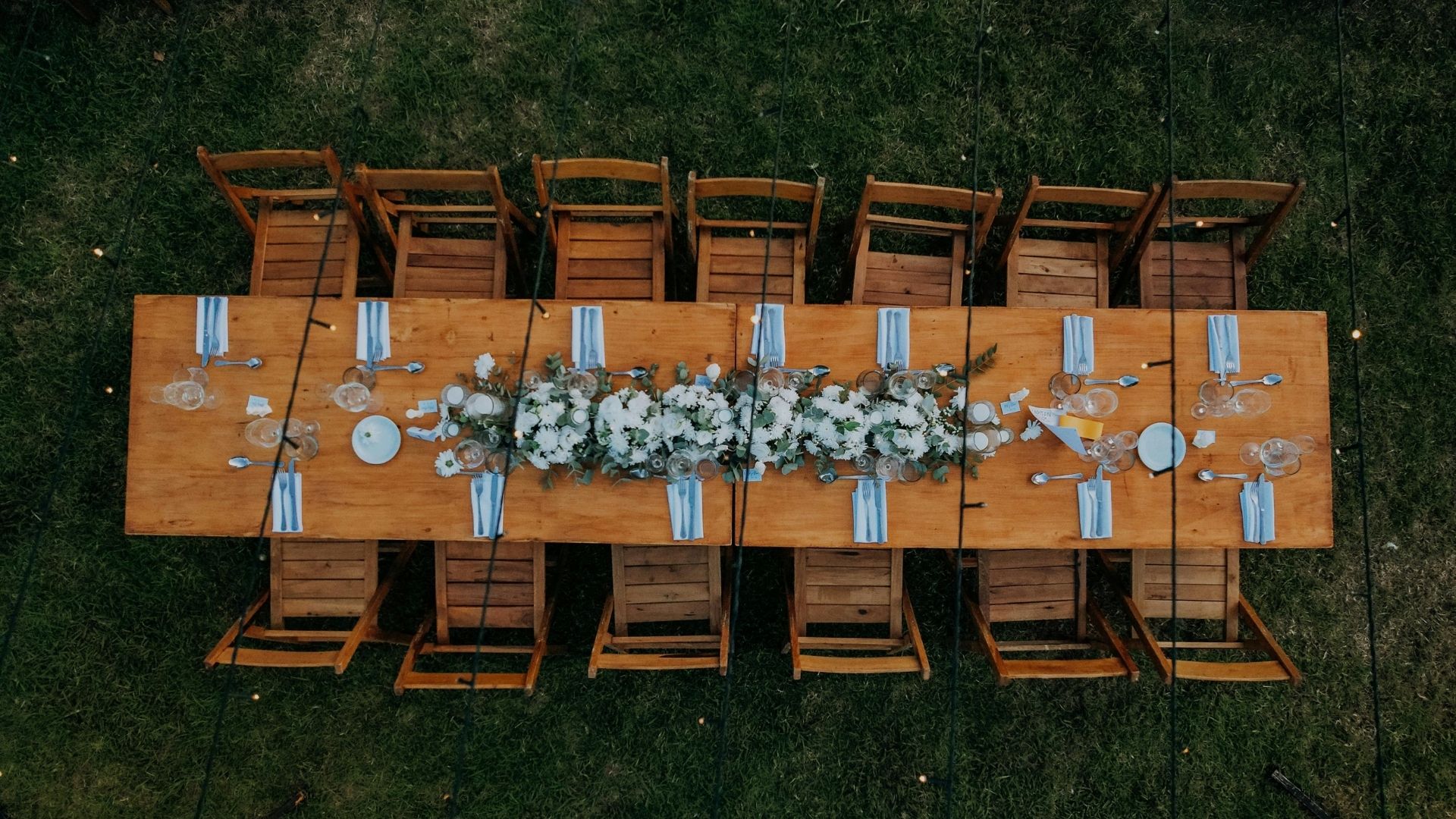 Tavolo apparecchiato per una cena privata in villa