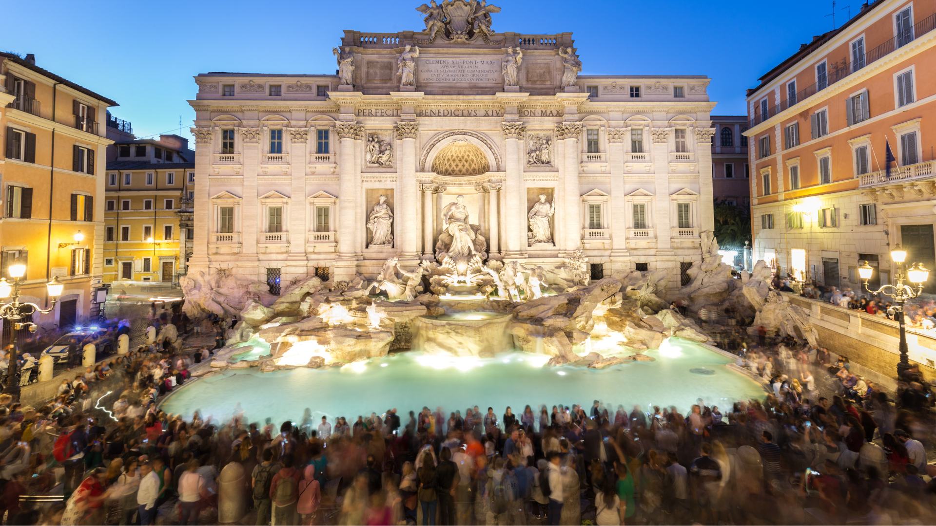 Turisti attorno alla Fontana di Trevi