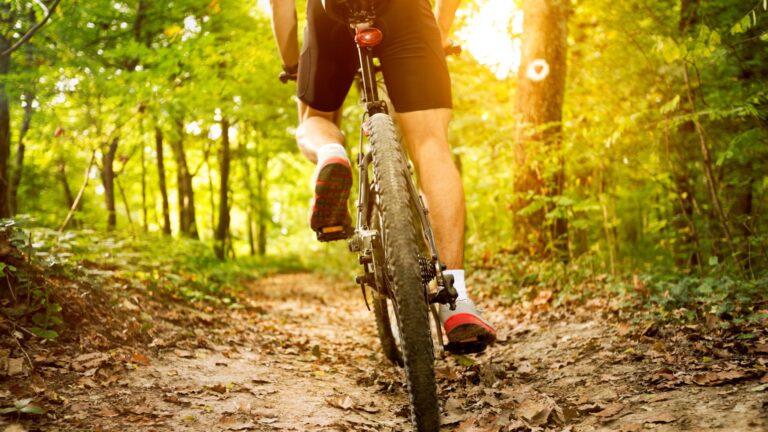 Uomo in bici che pedala